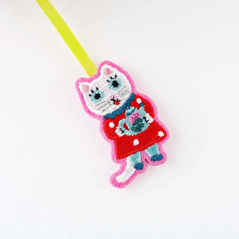 Hobonichi | Punto de Libro Clip Bordado Yumi Kitagishi White Cat - Image 2